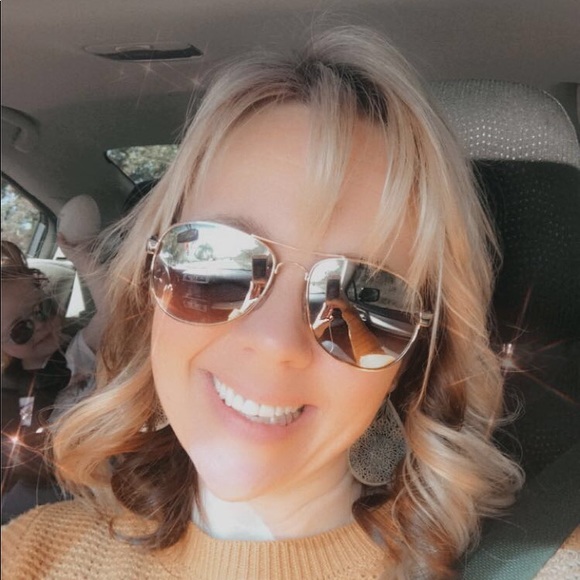 Meet your Posher, April - Picture 2 of 2